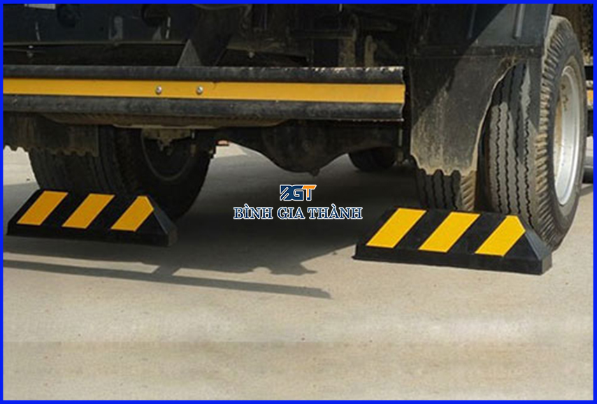 CAO SU CHẶN LÙI XE LOẠI LẮP CỐ ĐỊNH CAO SU CHẶN LÙI XE LOẠI LẮP CỐ ĐỊNH