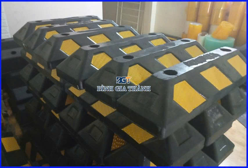 CỤC CHẶN LÙI XE 100x150x550mm