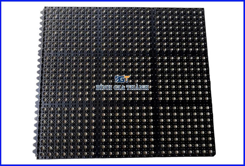 cao-su-chong-truot-co-lo-thoat-nuoc