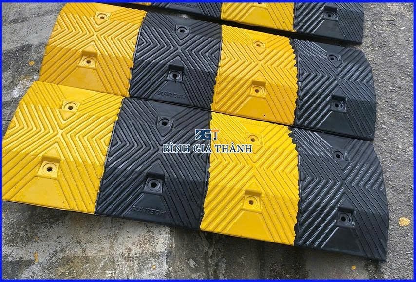 BẢNG SO SÁNH GỜ GIẢM TỐC CAO SU - GỜ GIẢM TỐC BÊ TÔNG - GỜ GIẢM TỐC