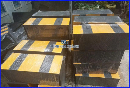 CAO SU GIẢM CHẤN DOCK LEVELER: GIẢI PHÁP BẢO VỆ TỐI ƯU CHO HỆ THỐNG BỐC DỠ HÀNG HÓA
