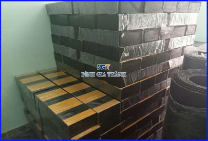 CAO SU GIẢM CHẤN DOCK LEVELER: GIẢI PHÁP BẢO VỆ TỐI ƯU CHO HỆ THỐNG BỐC DỠ HÀNG HÓA