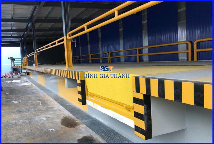 CAO SU GIẢM CHẤN DOCK LEVELER: GIẢI PHÁP BẢO VỆ TỐI ƯU CHO HỆ THỐNG BỐC DỠ HÀNG HÓA