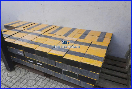 CAO SU GIẢM CHẤN DOCK LEVELER: GIẢI PHÁP BẢO VỆ TỐI ƯU CHO HỆ THỐNG BỐC DỠ HÀNG HÓA