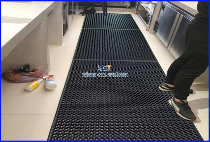 CAO SU TRẢI SÀN CÓ LỔ THOÁT NƯỚC