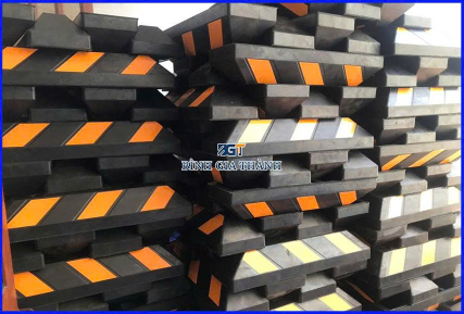 CHẶN LÙI XE Ô TÔ BẰNG CAO SU