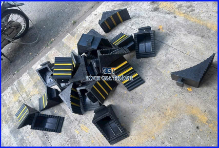 CỤC CHÈN BÁNH XE HÌNH TAM GIÁC