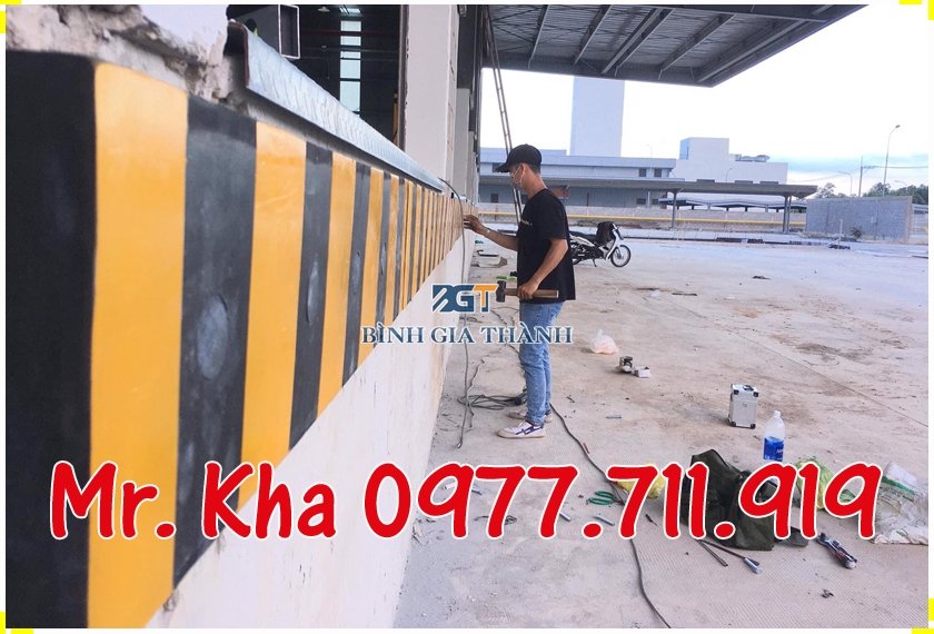 LẮP ĐẶT CAO SU CHỐNG VA ĐẬP CHO NHÀ XƯỞNG