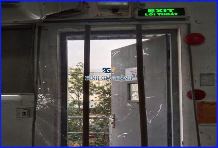 MÀN NHỰA PVC TỰ HÍT