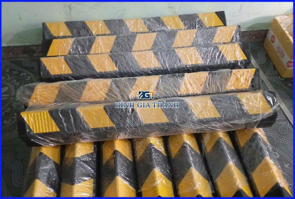 ỐP GÓC CỘT CAO SU PHẢN QUANG VÀNG ĐEN BẢO VỆ GÓC TƯỜNG