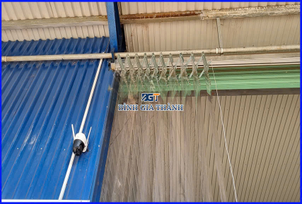 TẤM PVC CHẮN CÔN TRÙNG CỬA NHÀ XƯỞNG 