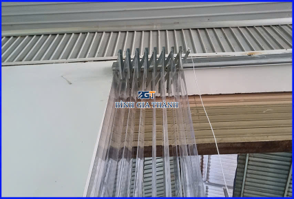 TẤM PVC CHẮN CÔN TRÙNG CỬA NHÀ XƯỞNG 