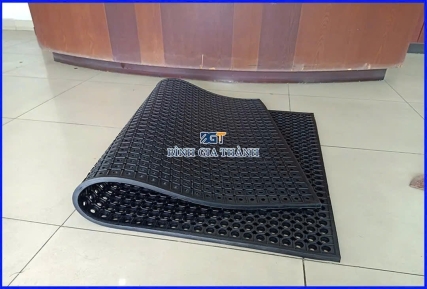 THẢM CAO SU CHỐNG TRƯỢT CHO HỒ BƠI