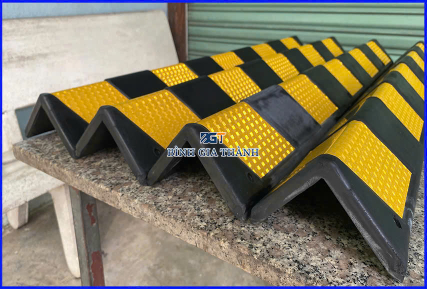 THANH ỐP CỘT CAO SU DẠNG V CAO 120CM