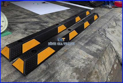 THIẾT BỊ CHẶN LÙI XE CAO SU ĐÚC
