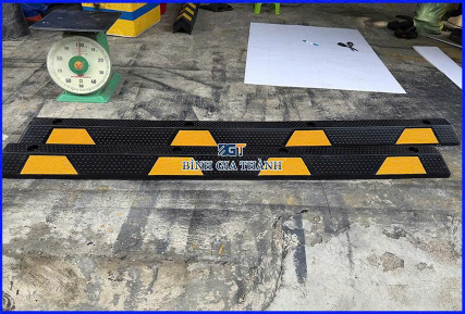 THIẾT BỊ CHẶN LÙI XE CAO SU ĐÚC